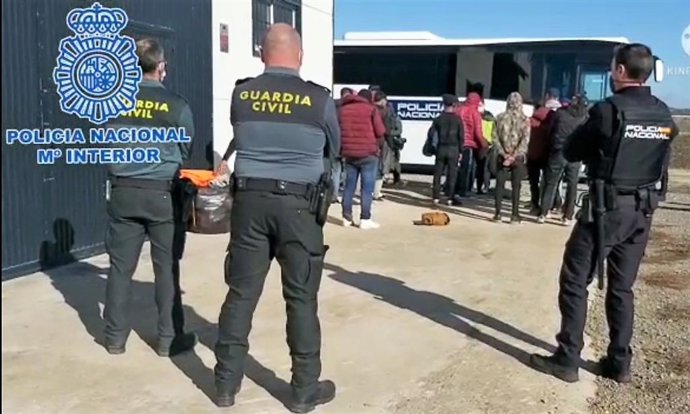 Agentes de la Policía Nacional y Guardia Civil custodiando a las personas interceptadas.