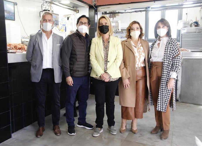 El presidente de la Autoridad Portuaria de Motril, José García Fuentes, preside un encuentro con la compañía de cruceros SeaDream Yacht Club.