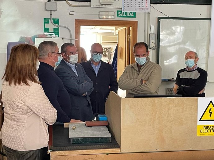 El delegado de Educación y Deporte, Miguel Andréu, durante su visita al IES Pablo Ruiz Picasso, en Chiclana.