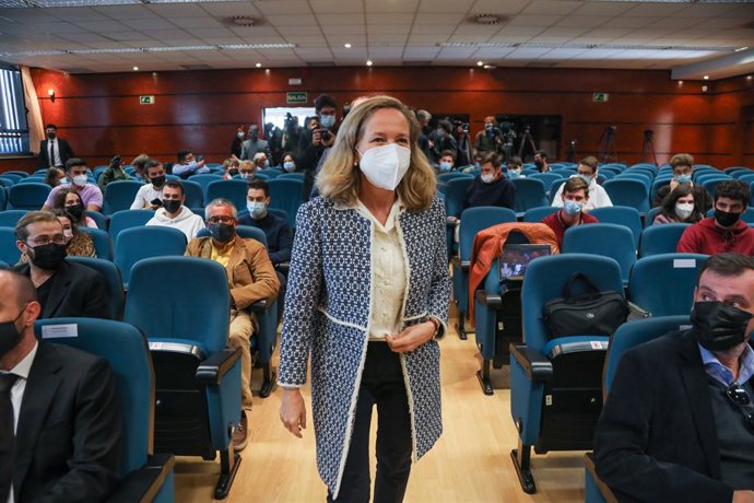 La vicepresidenta primera y ministra de Asuntos Económicos, Nadia Calviño, a su llegada a la conferencia 'La economía española: situación actual y perspectivas de futuro', en la Facultad de Ciencias Económicas de la Universidad Autónoma de Madrid (UAM),