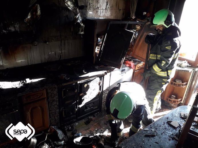 Intervención de Bomberos para sofocar un incendio en la cocina de una vivienda en Laviana