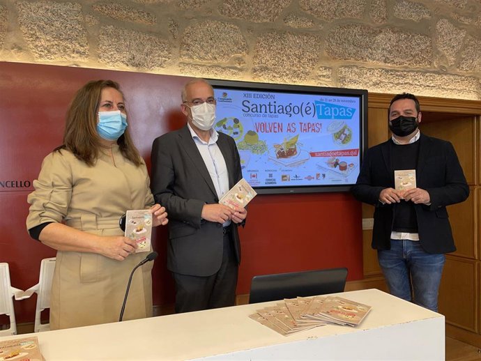 Presentación del XIII 'Santiago(é)tapas' con el concejal de Turismo, Sindo Guinarte; la gerente de Turismo de Santiago, Flavia Ramil; y el presidente de la Asociación Hostalaría Compostela, Thor Rodríguez.