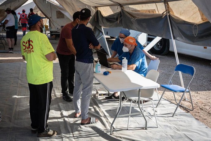 Archivo - Varias personas acuden a un dispositivo de vacunación contra el covid-19 en Níjar (Almería) el pasado mes de junio. 