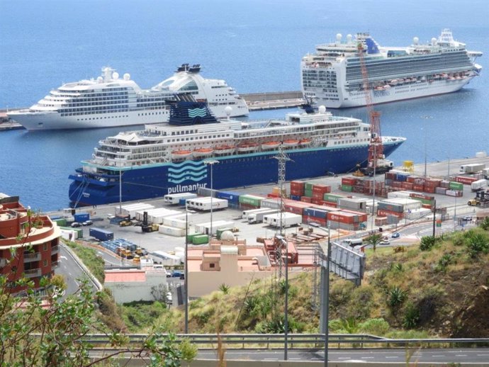 Cruceros en el puerto de Santa Cruz de La Palma