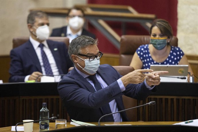 Archivo - El portavoz parlamentario de Vox, Manuel Gavira, y otros parlamentarios del grupo, en una imagen de 16 de septiembre.