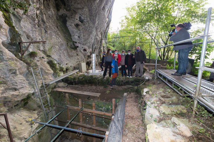 El vicepresidente y consejero de Cultura, Pablo Zuloaga, visita la cueva de El Mirón