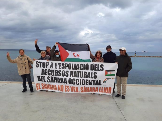 Protesta de la Asociación de Amicos del Pueblo Saharaui de Baleares, en Palma, este martes.