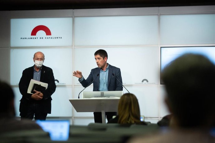 Los diputados de los comuns en el Parlament David Cid y Joan Carles Gallego en rueda de prensa.