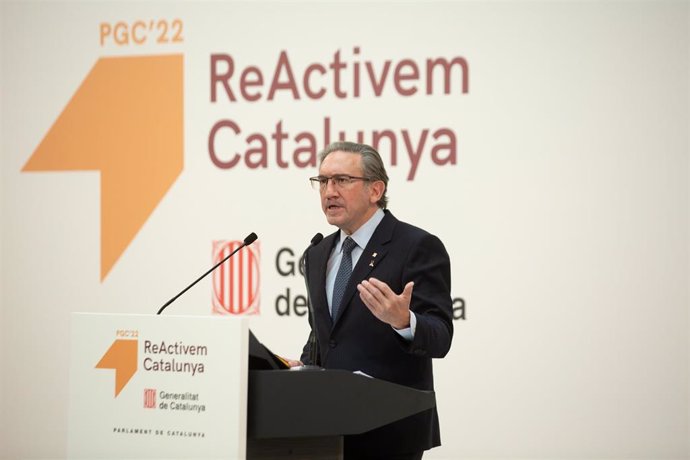 El conseller de Economía, Jaume Giró, presenta el proyecto de cuentas, después de entregar los Presupuestos 2022 a la presidenta del Parlament, en el Parlament de Catalunya, a 9 de noviembre de 2021, en Barcelona, Cataluña (España). El Consell Executiu 