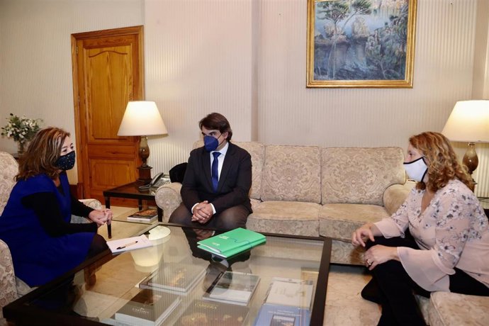 La presidenta del Govern, Francina Armengol, en la audiencia con el presidente de la Junta de Baleares de la Asociación Española contra el Cáncer (AECC), José Reyes Moreno, y la gerente de la entidad, Ana Belénn Velasco.