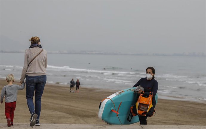 Archivo - Una mujer sale con mascarilla de la playa la Malvarrosa en Valencia, Comunidad Valenciana (España), a 1 de abril de 2021. Ayer, 31 de marzo entró en vigor el Proyecto de Ley de medidas urgentes de prevención, contención y coordinación para hac