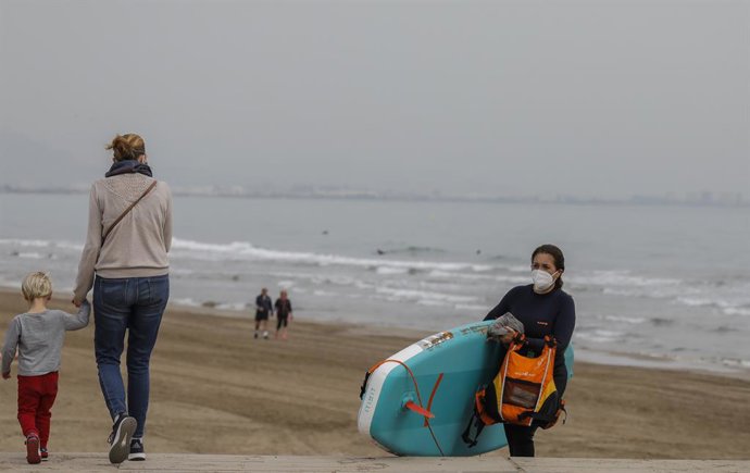 Archivo - Una mujer sale con mascarilla de la playa la Malvarrosa en Valencia, Comunidad Valenciana (España), a 1 de abril de 2021. Ayer, 31 de marzo entró en vigor el Proyecto de Ley de medidas urgentes de prevención, contención y coordinación para hac
