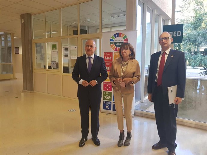 El rector de la UNED, la presidenta del Consejo de Estado y el subdirector del centro en las instalaciones de la UNED en Pontevedra