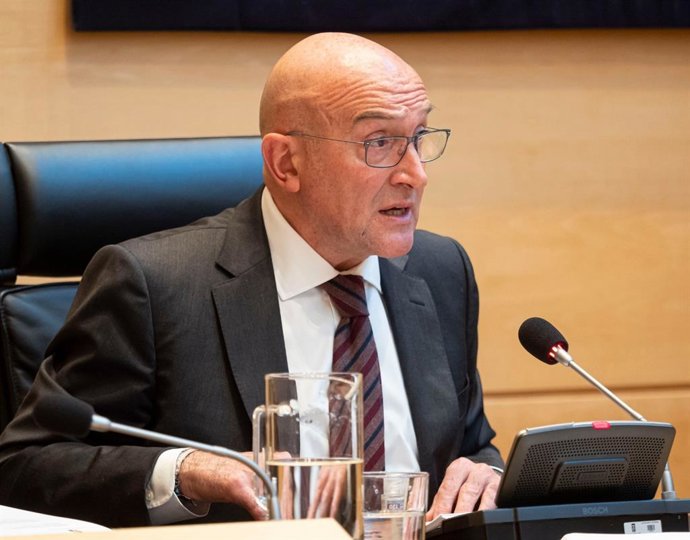 Carnero presenta los presupuestos de su departamento en las Cortes.