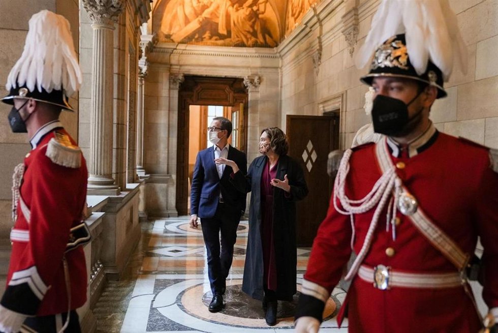 El presidente del Senado, Ander Gil, y la alcaldesa de Barcelona, Ada Colau, en el Ayuntamiento de la capital catalana.