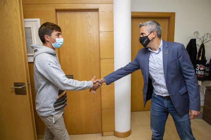 El vicepresidente y consejero de Universidades, Igualdad, Cultura y Deporte, Pablo Zuloaga, recibe a Luis Tausía, campeón del mundo junior de bodyboard