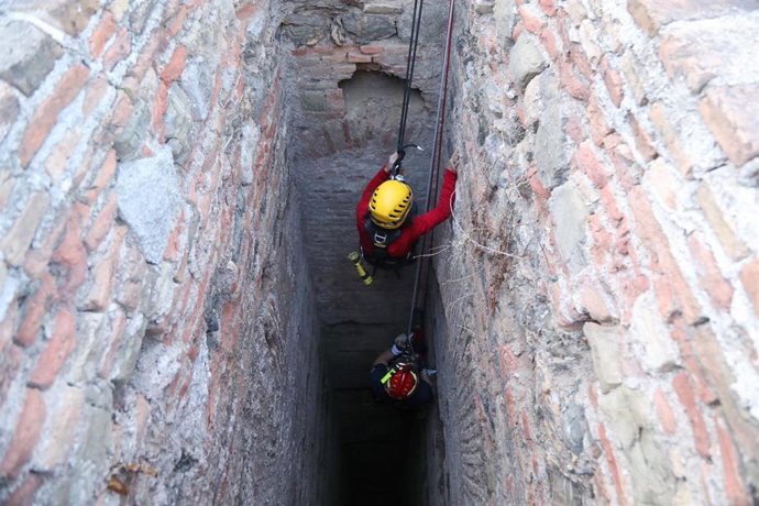 El grupo de rescate en altura del Real Cuerpo de Bomberos de Málaga ha accedido a dos pozos del conjunto monumental de la Alcazaba y Gibralfaro de Málaga