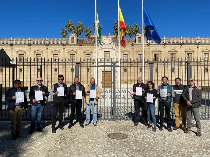 Los sindicatos presentan su escrito ante los partidos políticos.