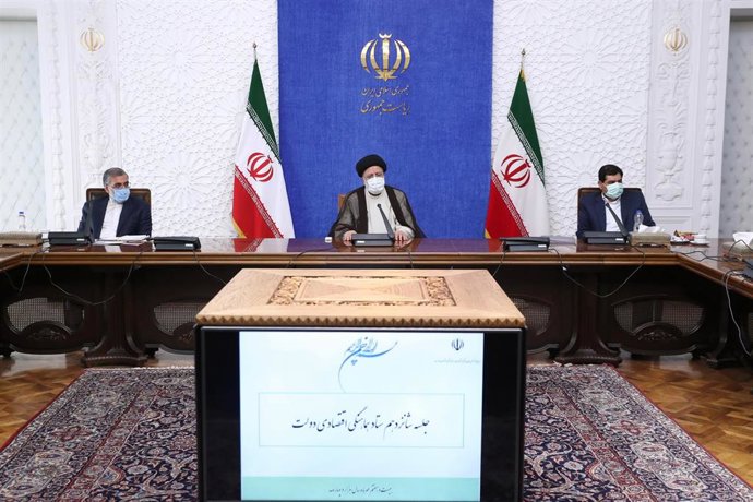 El presidente de Irán, Ebrahim Raisi (centro).
