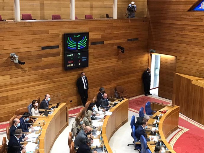 Archivo - Votación unánime en el primer pleno del Parlamento de Galicia de la XI Legislatura.