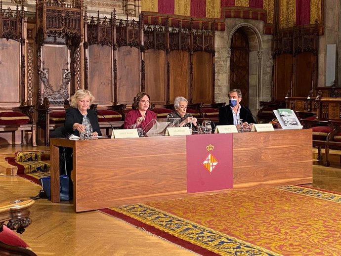 Presentación de 'Antifémina', con la alcaldesa Ada Colau, la fotógrafa Colita, la historiadora Mary Nash y el editor Francesc Polop