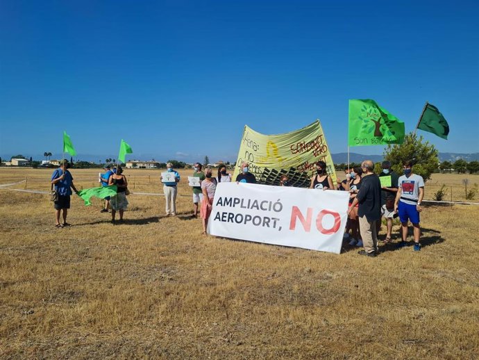 Ecologistas y vecinos de Marratxí en una protesta en Son Bonet contra la ampliación del aeropuerto de Palma. Archivo.