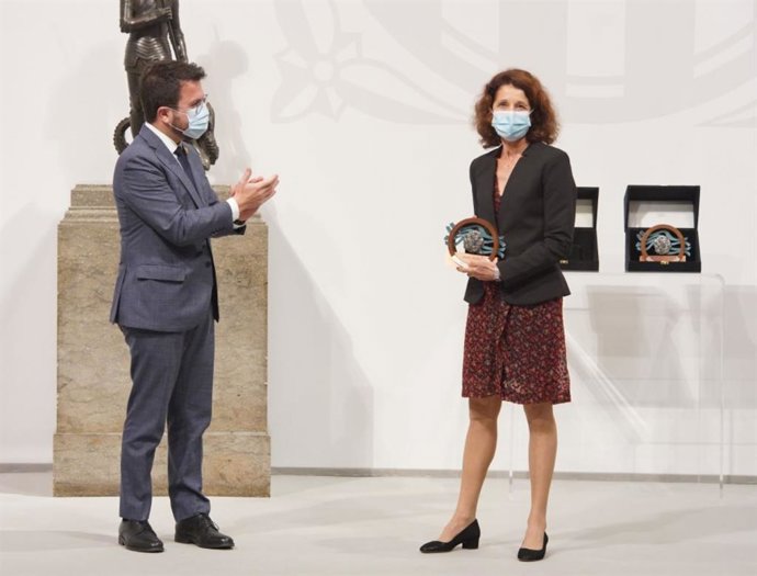 El presidente de la Generalitat, Pere Aragons, y la ecóloga Sandra Lavorel, en la entrega del Premi Margalef de Ecología, a 9 de noviembre de 2021, en Barcelona.