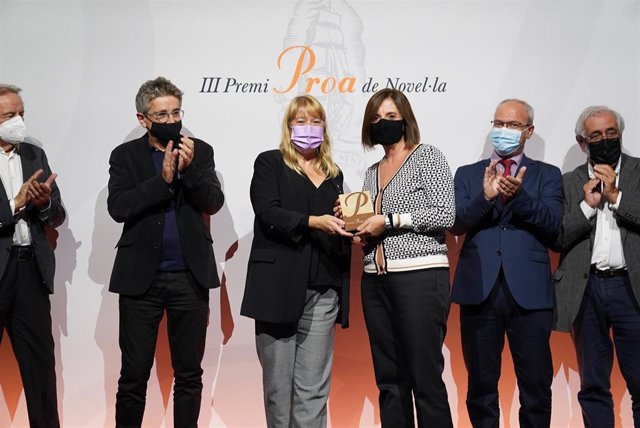 La escritora Maite Salord ha sido premiada con el III Premi Proa de Novel·la por 'El país de l’altra riba'.