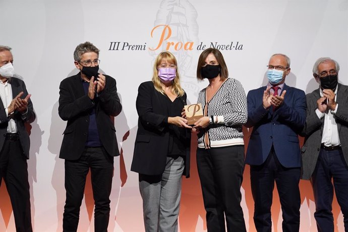 L'escriptora Maite Salord ha estat premiada amb l'III Premi Proa de Novellala per 'El país de l?altra riba'.