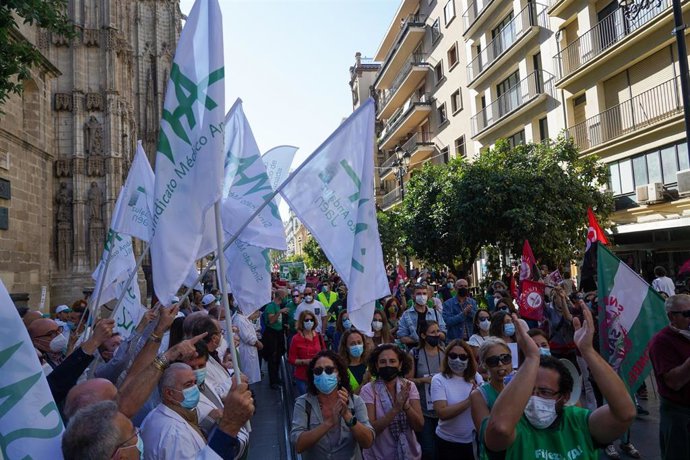 Protesta de médicos y pediatras andaluces frente al SAS, en foto de archivo.