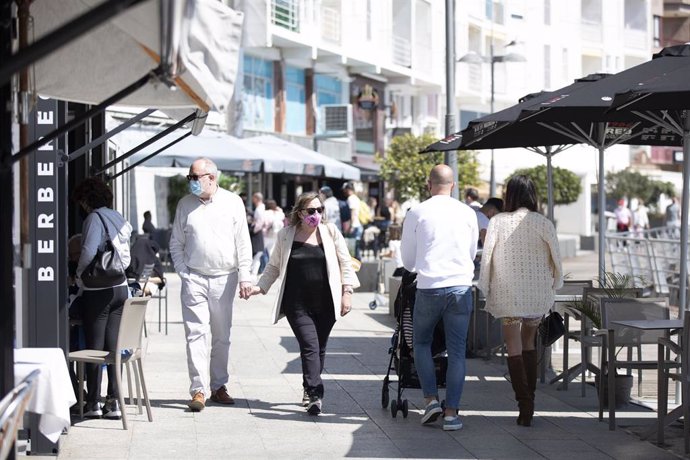 Archivo - Varias personas pasean por la calle  