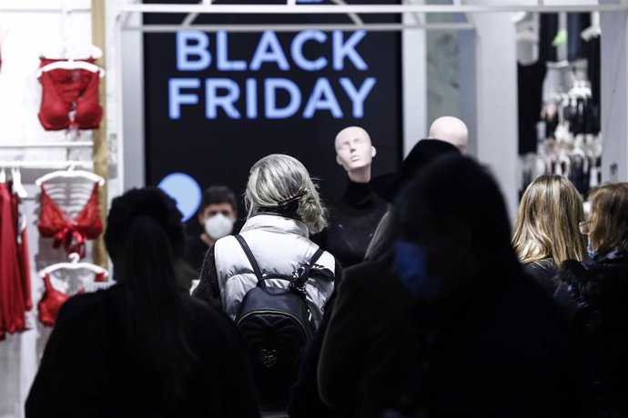 Archivo - 27 November 2020, Italy, Rome: A sign announcing Black Friday sales can be seen as shoppers walk through a store in Rome. Photo: Cecilia Fabiano/LaPresse via ZUMA Press/dpa