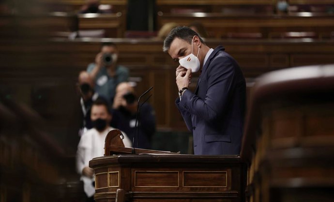 El presidente del Gobierno, Pedro Sánchez, interviene en una sesión plenaria en el Congreso de los Diputados, a 10 de noviembre de 2021, en Madrid, (España). Durante la sesión, el presidente del Gobierno va a informar sobre la Cumbre UE-Balcanes Occiden