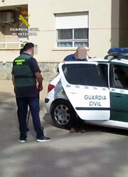 El detenido entra en un vehículo de la Guardia Civil