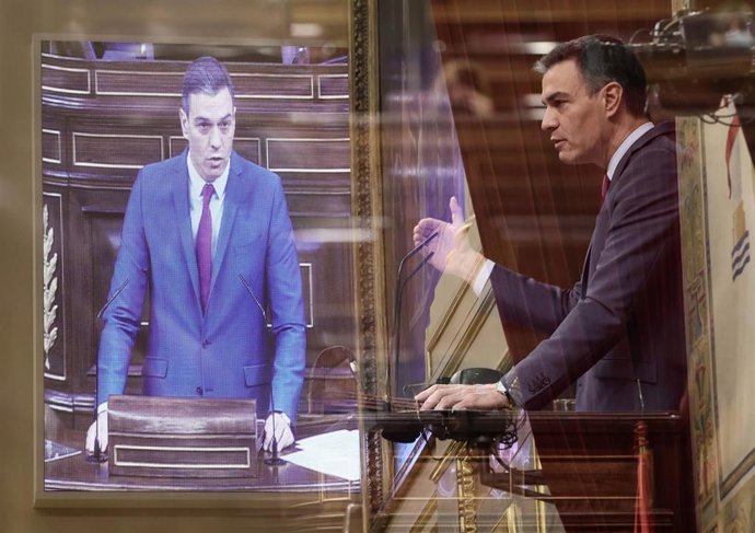 Doble exposición del presidente del Gobierno, Pedro Sánchez,  en una sesión plenaria en el Congreso de los Diputados