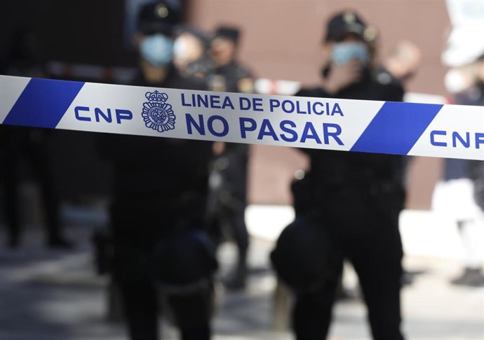 Varios policías nacionales vigilan en una zona de Madrid