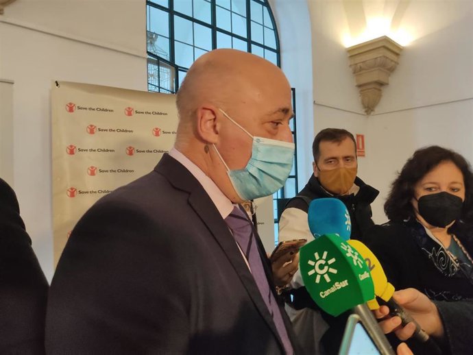 El presidente de la Diputación de Córdoba, Antonio Ruiz, atiende a los periodistas.