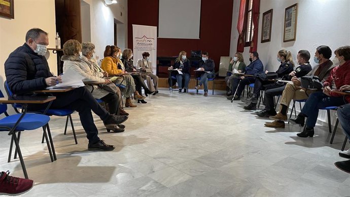 Firma del protocolo de atención a las personas desplazadas para trabajar en la campaña de aceituna