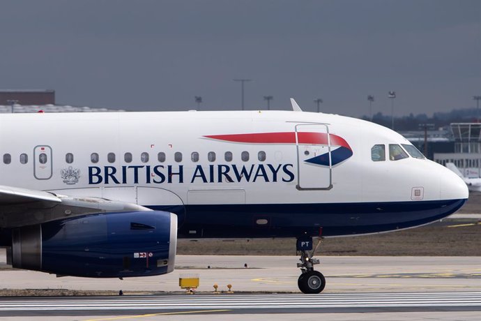 Archivo - FILED - 11 February 2019, Hessen, Frankfurt_Main: A plane run by British Airways is seen on the apron of the Frankfurt Airport. International Airlines Group (IAG), which counts British Airways and Iberia among its subsidiaries, on Friday annou