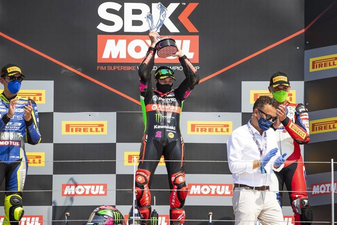 Archivo - Ana Carrasco celebra su victoria de este año en la segunda carrera de Supersport300 en Misano
