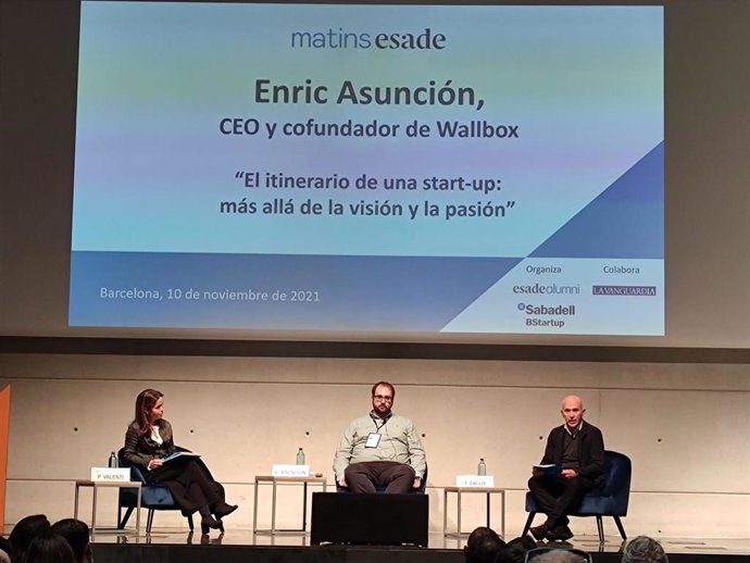 En el centro, el ceo y cofundador de Wallbox,  Enric Asunción, en una sesión de 'Matins Esade'.