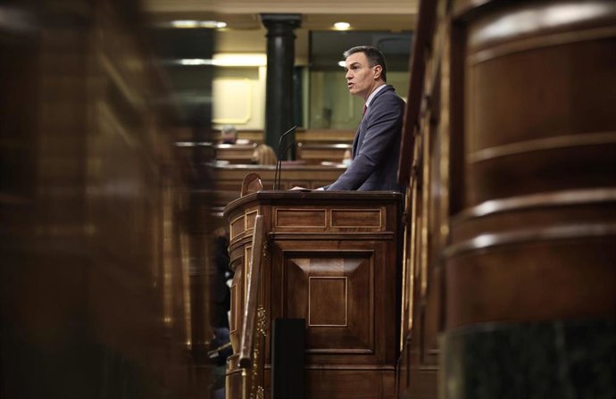 El presidente del Gobierno, Pedro Sánchez, interviene en una sesión plenaria en el Congreso de los Diputados, a 10 de noviembre de 2021, en Madrid, (España). Durante la sesión, el presidente del Gobierno va a informar sobre la Cumbre UE-Balcanes Occiden