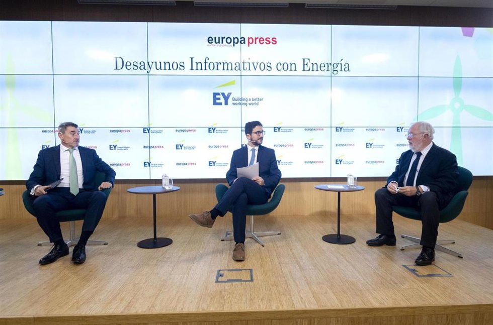 El socio Responsable de Regulación y Análisis Económico de EY España, Antonio Hernández; el redactor de Economía de Europa Press, David Rubio, y el exComisario Europeo de Energía y Acción por el Clima Miguel Arias Cañete.