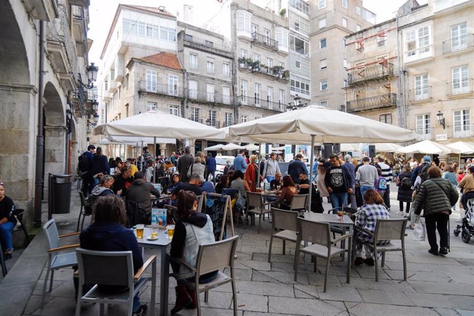 Grupos de comensales sentados en una terraza de un establecimiento en Galicia.