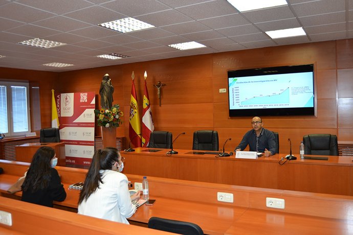 Una de las ponencias de la Semana de la Ciencia de la UCAV.