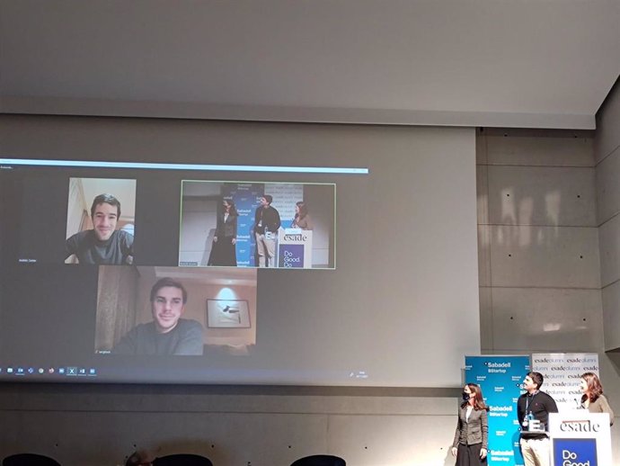 En la pantalla, los fundadores de Colvin, Andrés Cester y Sergi Bastardas, en la entrega del premio de Esade Alumni y Banco Sabadell a mejor startup 2021.