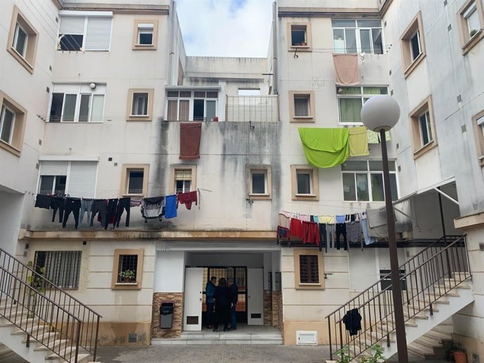 Archivo - Fachada de un edificio con escaleras.