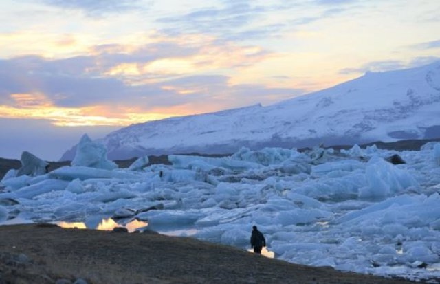 Hielo descargado del glaciar Breiamerkurjökull de Islandia en su camino hacia el océano Atlántico.