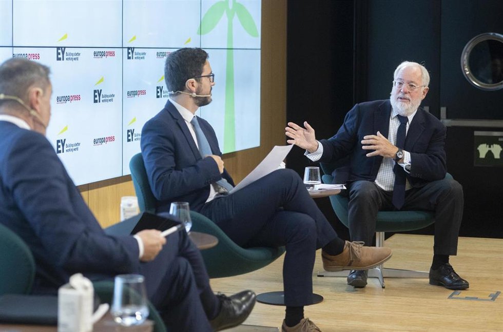 El socio Responsable de Regulación y Análisis Económico de EY España, Antonio Hernández; el redactor de Economía de Europa Press, David Rubio, y el exComisario Europeo de Energía y Acción por el Clima Miguel Arias Cañete, en un Desayuno Informativo