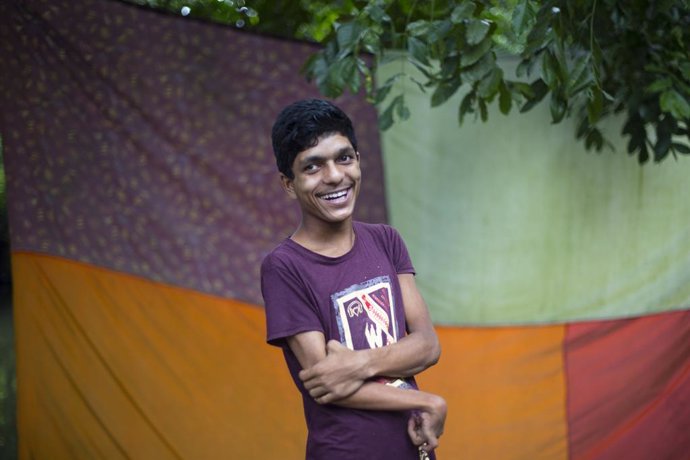 Nayeem, un adolescente de 14 años con discapacidad, que vive  en Char Fasson, Bhola, en Bangladés.